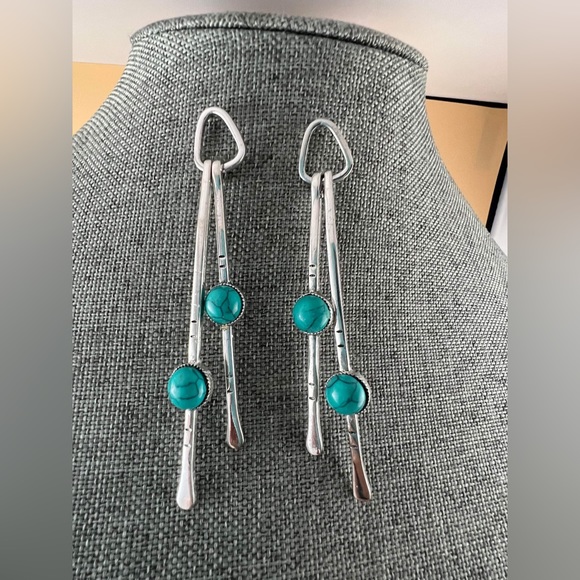 Beautiful Dangling stud Earrings New Jewelry - Picture 1 of 3